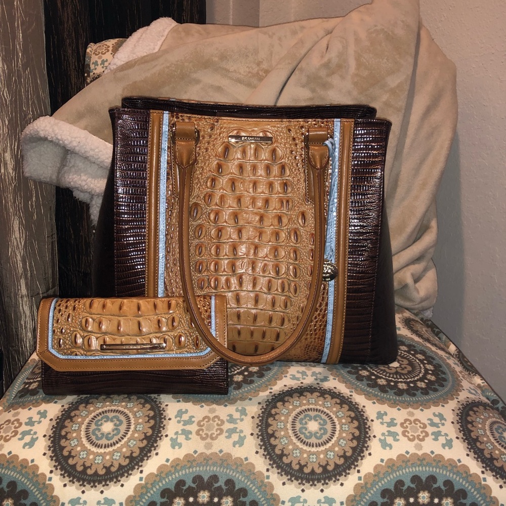 LIKE NEW Brahmin Joan w/wallet. Tags detached.